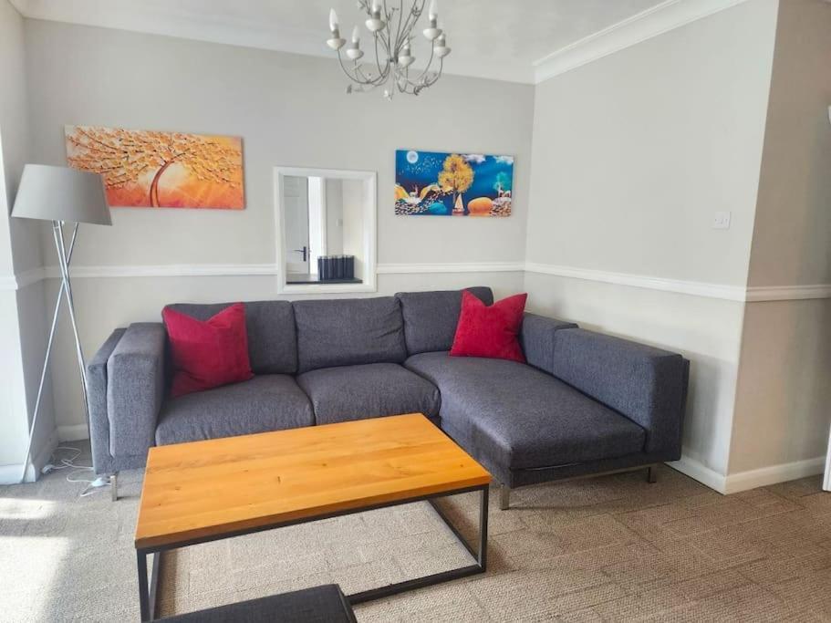 Kennedy Villa - 5 Bedroom House With Hot Tub, Wifi, Free Parkings, Close To Bicester Village Εξωτερικό φωτογραφία